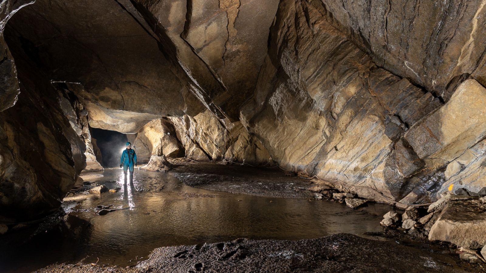 Rivière souterraine dans les grottes de Neptune à Couvin