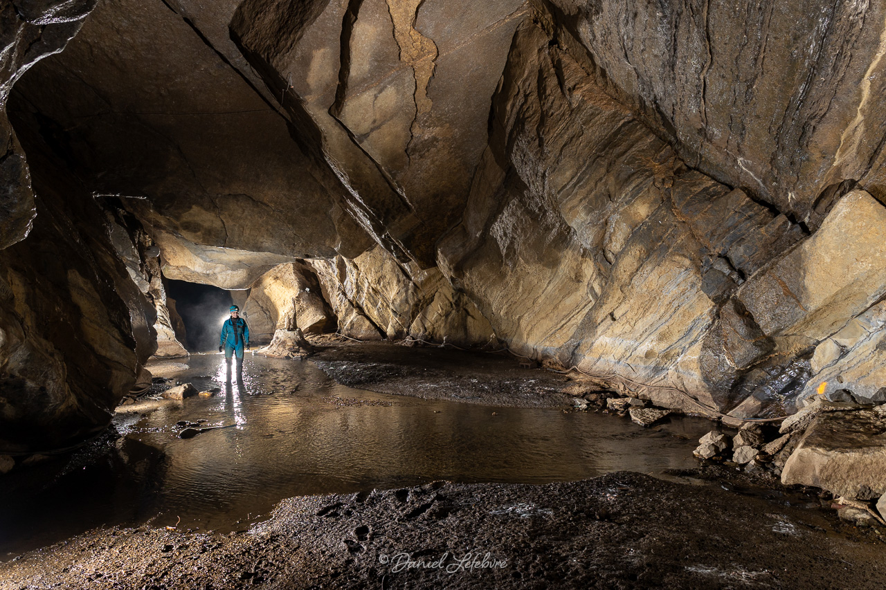 Rivière souterraine dans les grottes de Neptune à Couvin
