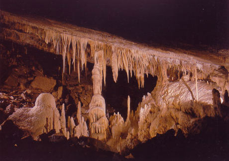 Paysage souterrain avec de nombreuses stalactites, stalagmites et colonnes